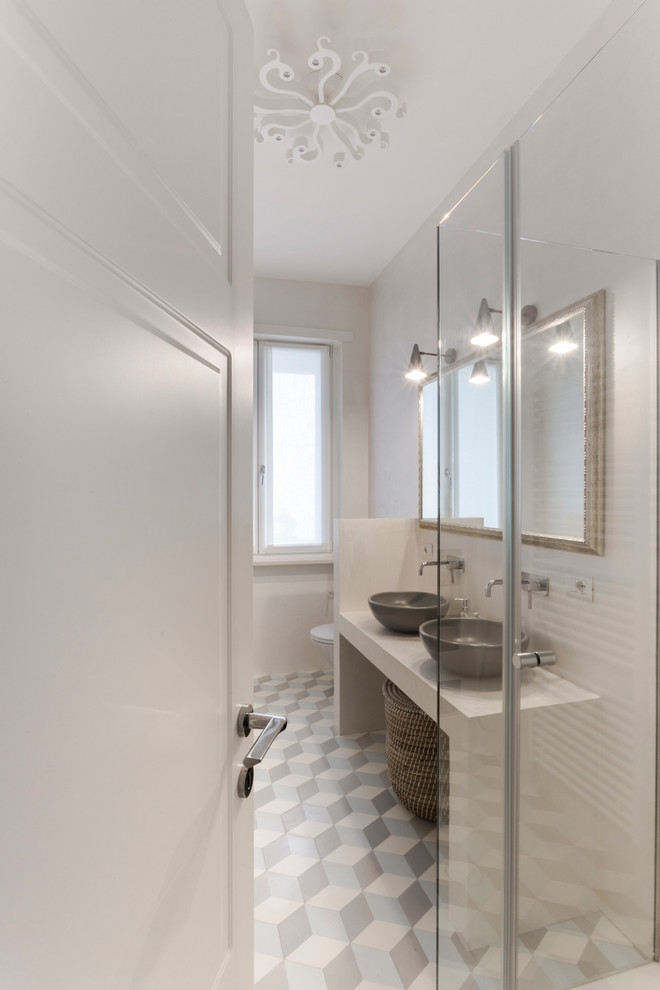 Foto di una piccola stanza da bagno contemporanea con lavabo a bacinella