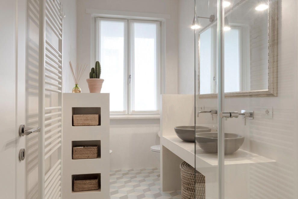 Immagine di una piccola stanza da bagno design con lavabo a bacinella