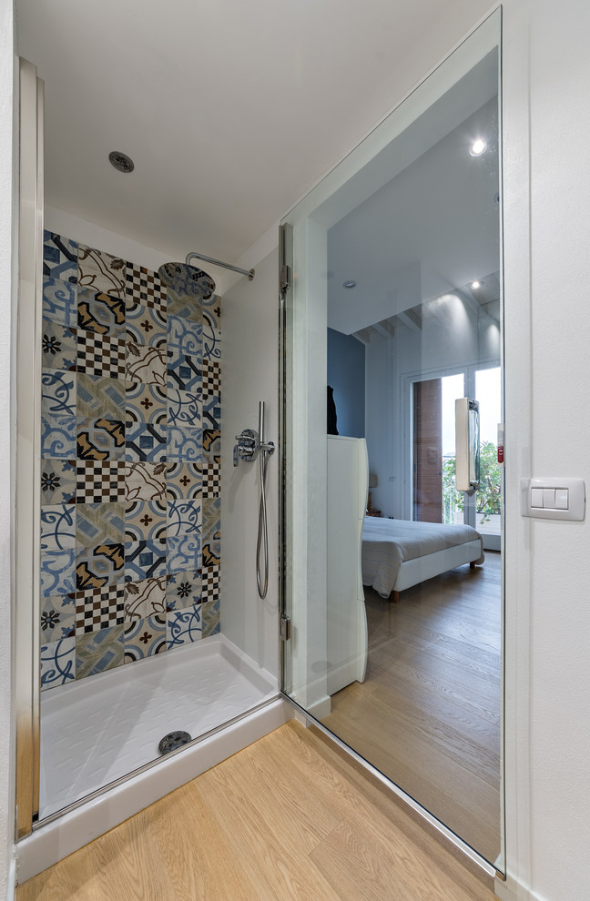 На фото: маленькая ванная комната в современном стиле с белыми фасадами, душем в нише, раздельным унитазом, разноцветной плиткой, керамогранитной плиткой, белыми стенами, светлым паркетным полом, душевой кабиной, настольной раковиной, столешницей из дерева, бежевым полом и душем с распашными дверями для на участке и в саду с