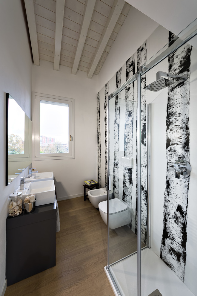 Свежая идея для дизайна: ванная комната среднего размера в современном стиле с серыми фасадами, угловым душем, раздельным унитазом, белой плиткой, керамогранитной плиткой, душевой кабиной, настольной раковиной, столешницей из дерева, душем с раздвижными дверями и черной столешницей - отличное фото интерьера
