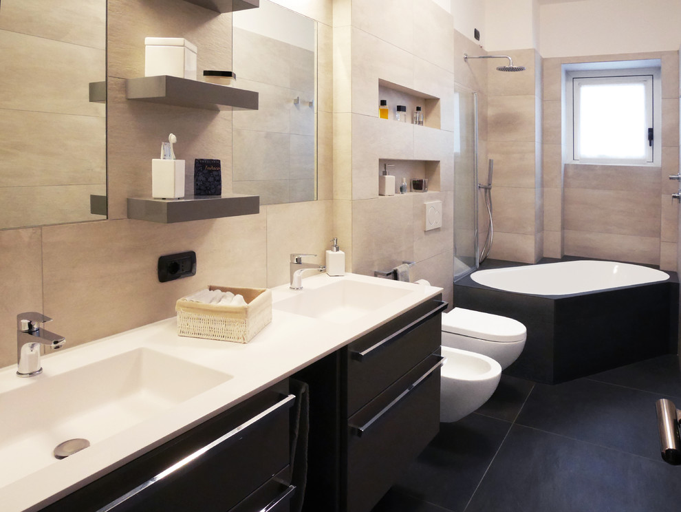 Пример оригинального дизайна: главная ванная комната среднего размера в стиле модернизм с плоскими фасадами, серыми фасадами, накладной ванной, душем над ванной, инсталляцией, бежевой плиткой, керамогранитной плиткой, бежевыми стенами, полом из керамогранита, монолитной раковиной, черным полом и душем с распашными дверями