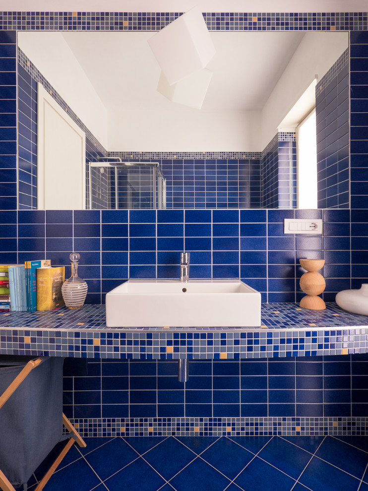 Idee per una piccola e in muratura stanza da bagno con doccia design con doccia ad angolo, WC a due pezzi, piastrelle blu, piastrelle a mosaico, pareti blu, pavimento con piastrelle in ceramica, lavabo rettangolare, top in cemento, pavimento blu e porta doccia scorrevole