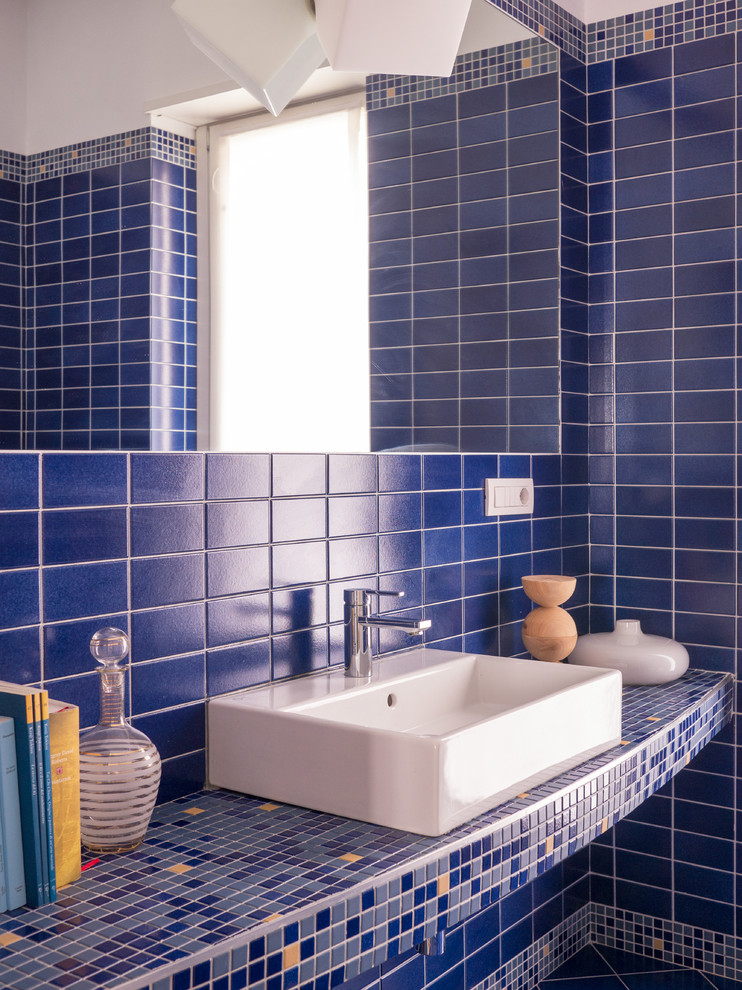 Idee per una piccola e in muratura stanza da bagno con doccia minimal con doccia ad angolo, WC a due pezzi, piastrelle blu, piastrelle a mosaico, pareti blu, pavimento con piastrelle in ceramica, lavabo rettangolare, top in cemento, pavimento blu e porta doccia scorrevole