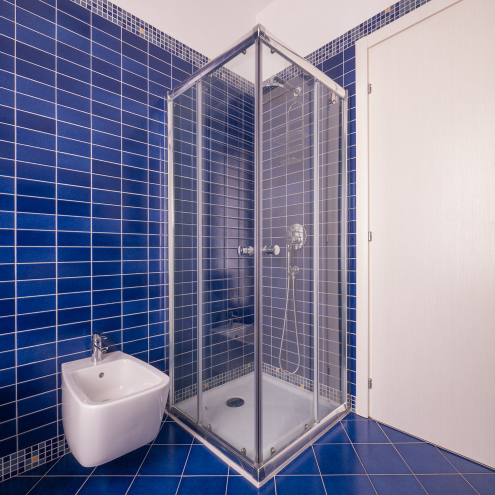На фото: маленькая ванная комната в современном стиле с угловым душем, раздельным унитазом, синей плиткой, плиткой мозаикой, синими стенами, полом из керамической плитки, душевой кабиной, раковиной с несколькими смесителями, столешницей из бетона, синим полом и душем с раздвижными дверями для на участке и в саду с