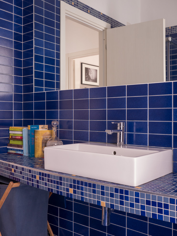 Стильный дизайн: маленькая ванная комната в современном стиле с угловым душем, раздельным унитазом, синей плиткой, плиткой мозаикой, синими стенами, полом из керамической плитки, душевой кабиной, раковиной с несколькими смесителями, столешницей из бетона, синим полом и душем с раздвижными дверями для на участке и в саду - последний тренд