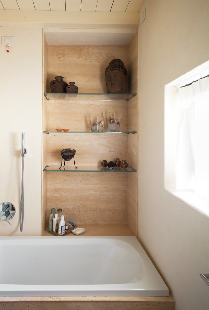 Foto de cuarto de baño campestre pequeño con bañera esquinera, baldosas y/o azulejos de travertino y paredes beige