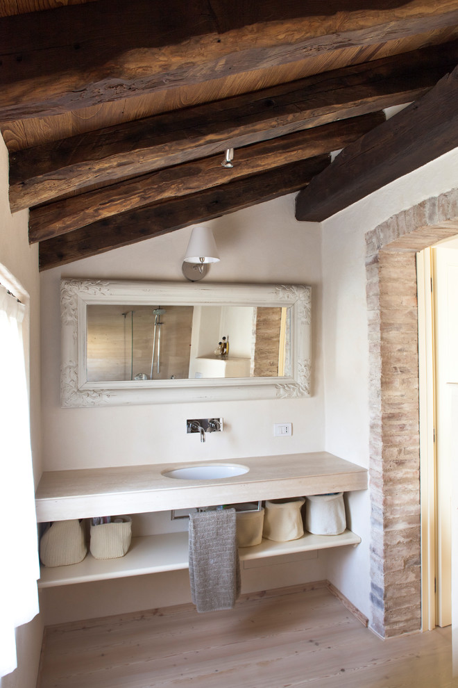 Landhaus Badezimmer mit beiger Wandfarbe in Venedig