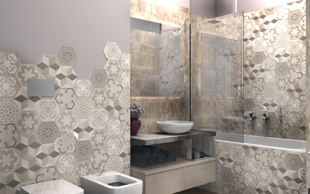 Ejemplo de cuarto de baño principal contemporáneo pequeño con baldosas y/o azulejos de porcelana y suelo de madera clara