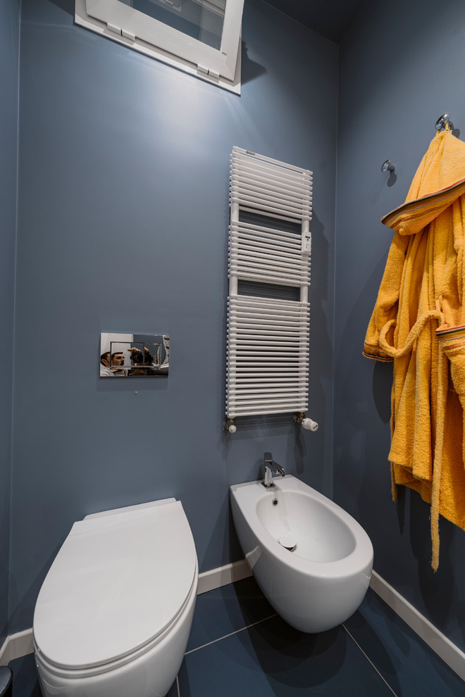 Источник вдохновения для домашнего уюта: маленькая ванная комната в стиле модернизм с плоскими фасадами, бирюзовыми фасадами, душем в нише, раздельным унитазом, синей плиткой, керамогранитной плиткой, разноцветными стенами, полом из керамогранита, душевой кабиной, настольной раковиной, стеклянной столешницей, синим полом, душем с раздвижными дверями и синей столешницей для на участке и в саду
