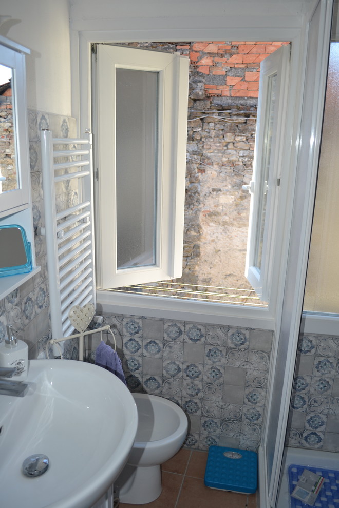 Idéer för att renovera ett litet lantligt vit vitt badrum med dusch, med luckor med upphöjd panel, vita skåp, en hörndusch, en toalettstol med separat cisternkåpa, flerfärgad kakel, porslinskakel, flerfärgade väggar, klinkergolv i porslin, laminatbänkskiva och dusch med skjutdörr