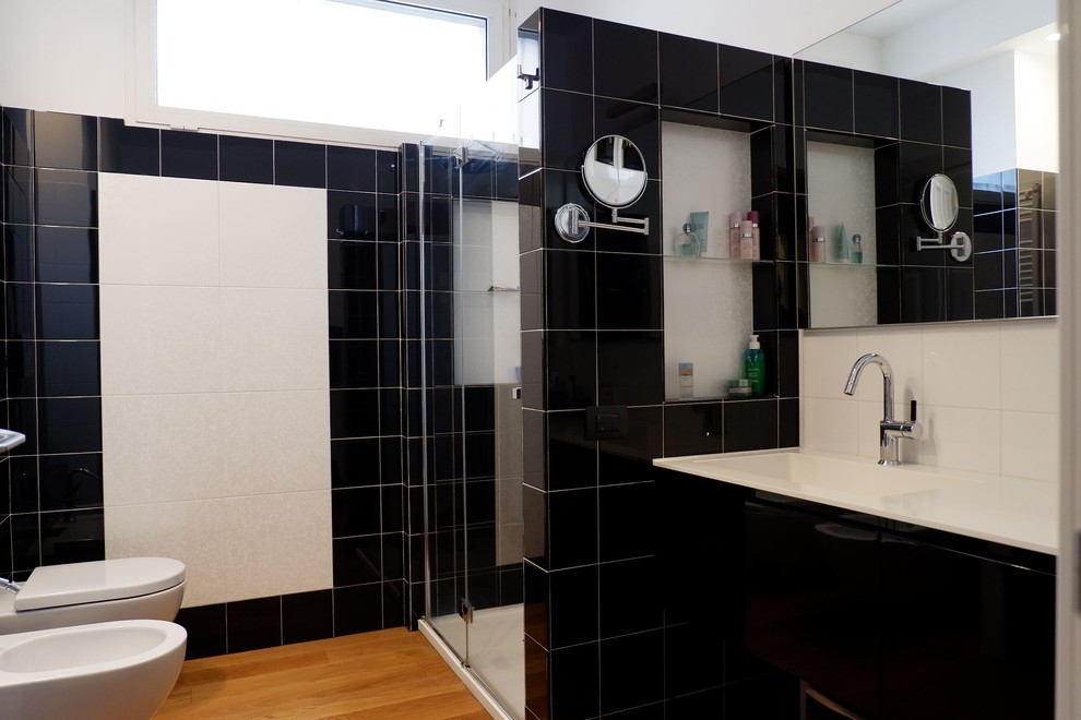 Ispirazione per una stanza da bagno moderna di medie dimensioni con pavimento in legno massello medio
