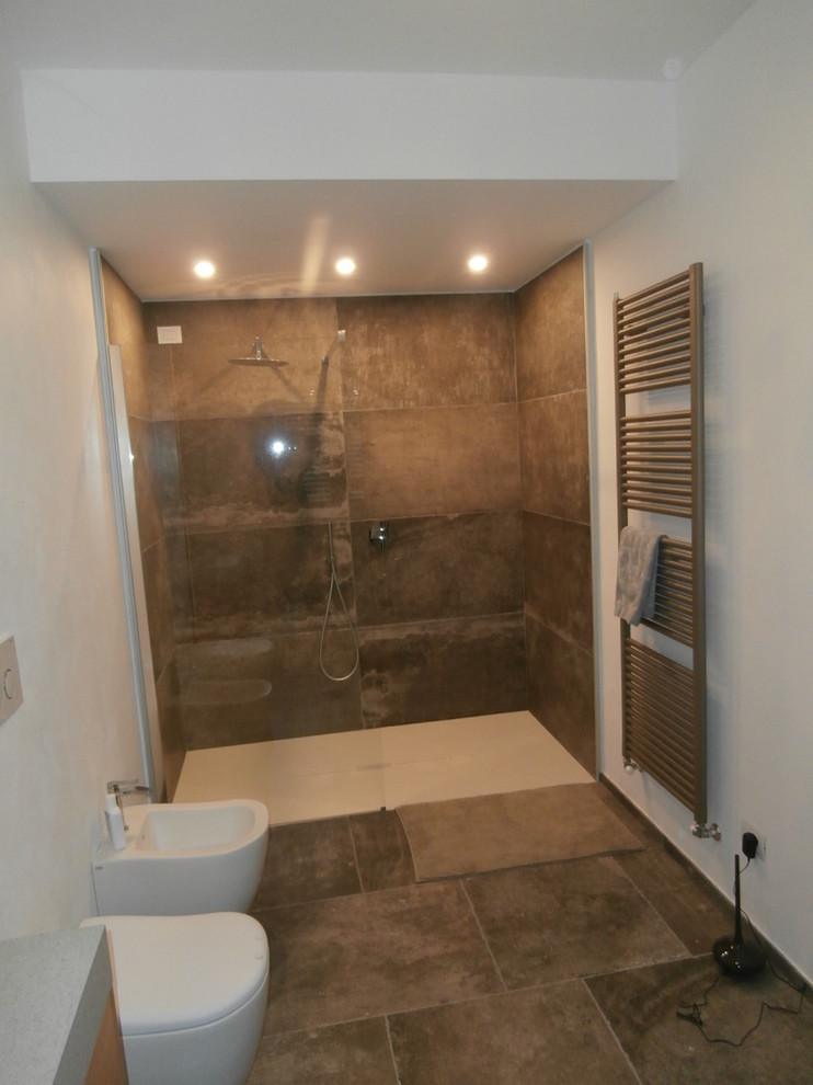 Idee per un'ampia stanza da bagno con doccia design con doccia aperta, WC sospeso, pareti bianche, pavimento in gres porcellanato e pavimento marrone