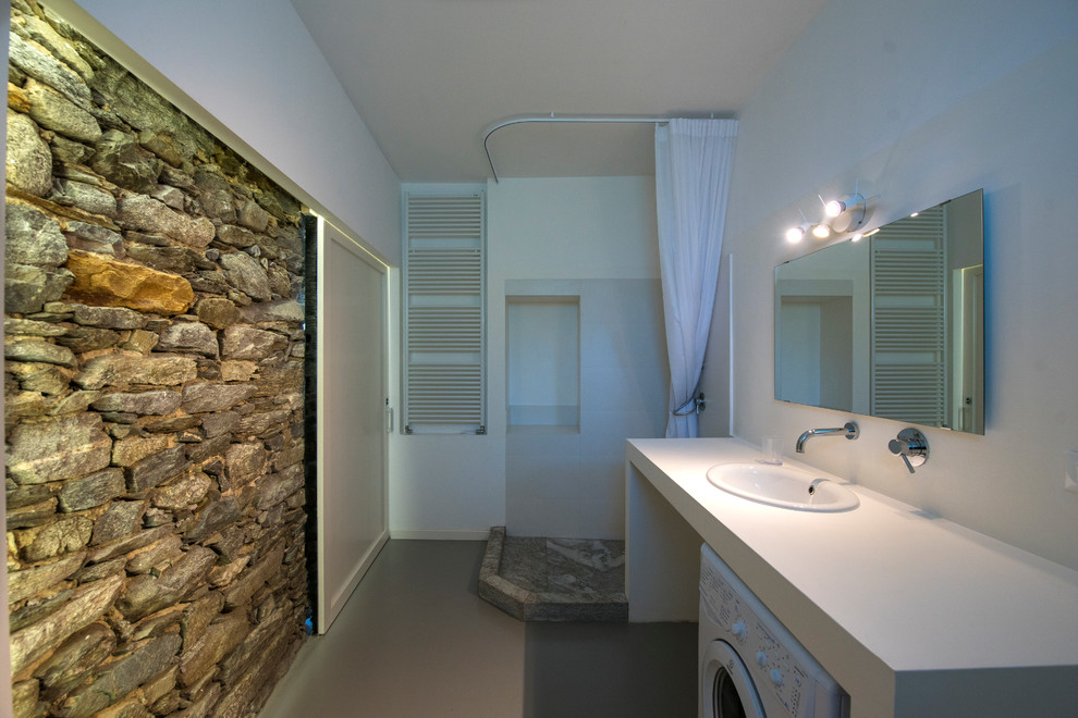 Réalisation d'une grande salle de bain design avec un placard sans porte, des portes de placard blanches, un carrelage blanc et un plan de toilette en béton.