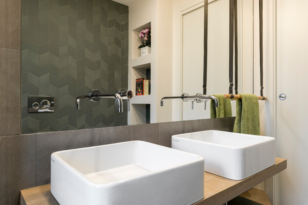 Immagine di una grande stanza da bagno contemporanea con ante in legno chiaro, piastrelle in gres porcellanato, lavabo a bacinella, top in legno, top beige e pareti grigie