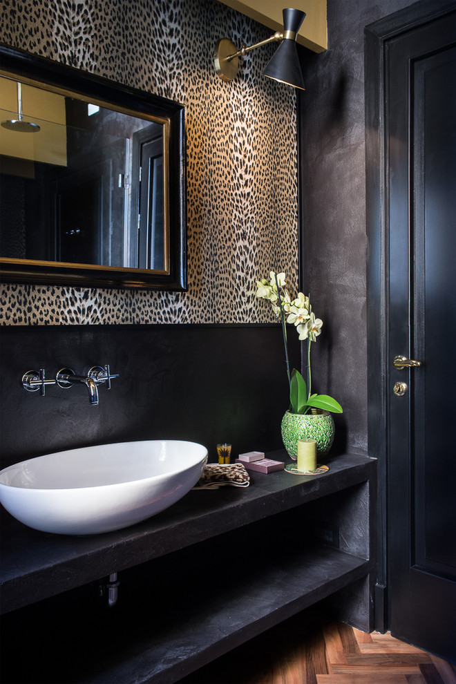 Ejemplo de cuarto de baño ecléctico con paredes negras, suelo de madera en tonos medios y lavabo sobreencimera