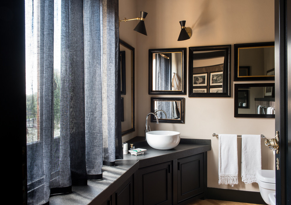Пример оригинального дизайна: ванная комната в стиле фьюжн с фасадами с утопленной филенкой, черными фасадами, бежевыми стенами и настольной раковиной