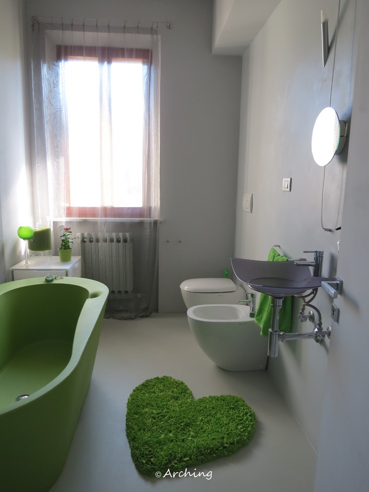 Immagine di una stanza da bagno padronale minimal di medie dimensioni con vasca freestanding e lavabo sospeso