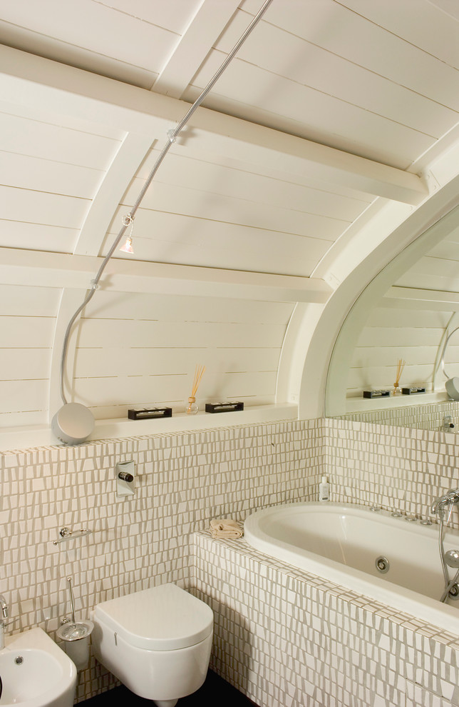 Свежая идея для дизайна: главная ванная комната в современном стиле с накладной ванной, инсталляцией, белой плиткой, белыми стенами и керамической плиткой - отличное фото интерьера