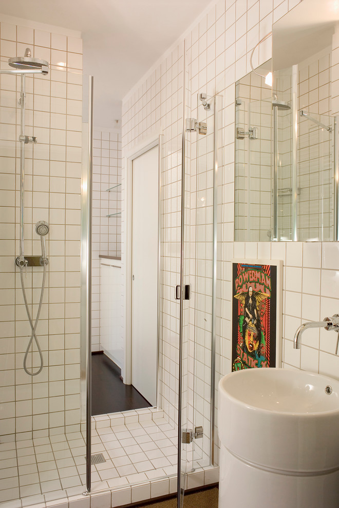 Inredning av ett modernt litet badrum med dusch, med ett fristående handfat, vit kakel, vita skåp och en dusch i en alkov
