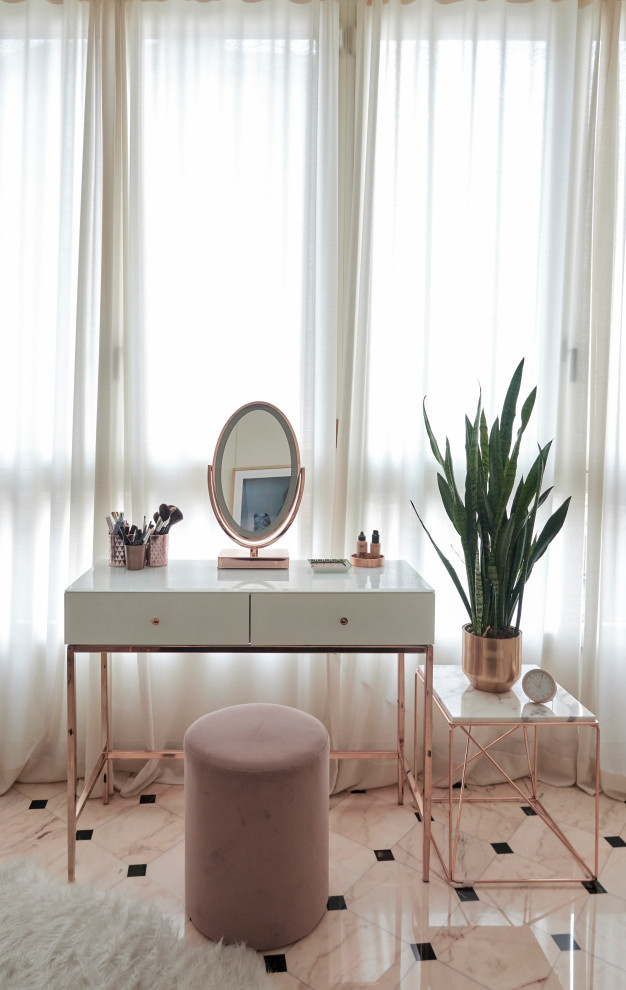 Cette image montre une salle de bain minimaliste avec une baignoire indépendante, un mur beige, un plan de toilette en onyx, des toilettes cachées et meuble-lavabo sur pied.