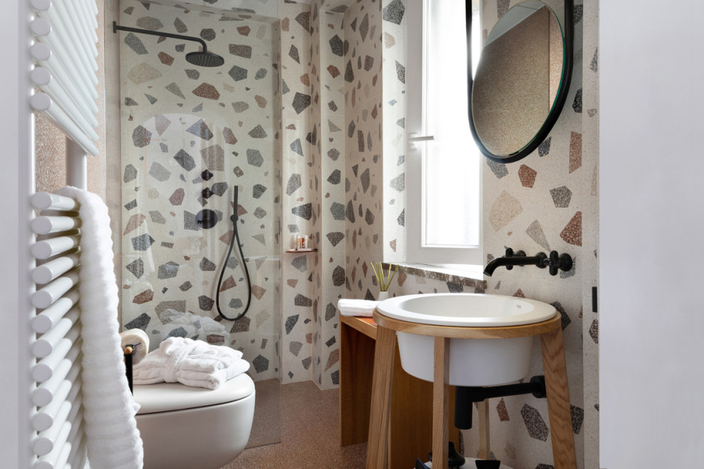 Idee per una stanza da bagno contemporanea con doccia a filo pavimento, piastrelle multicolore, lavabo da incasso, pavimento grigio e doccia aperta