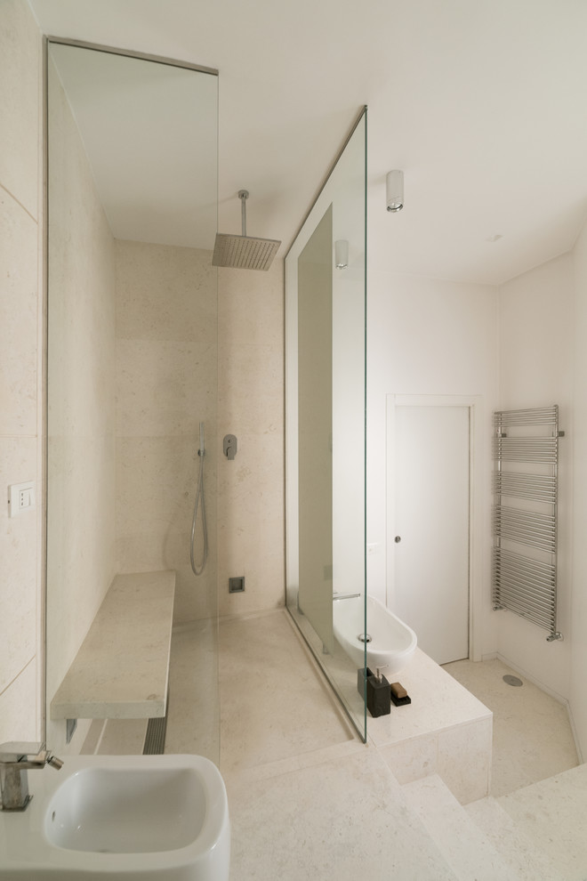 Idéer för ett litet modernt badrum med dusch, med en öppen dusch, beige kakel, marmorkakel, vita väggar, marmorgolv, ett fristående handfat och beiget golv