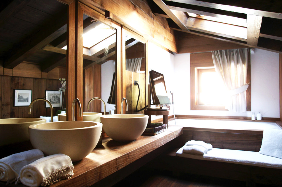 Example of a mountain style bathroom design in Venice