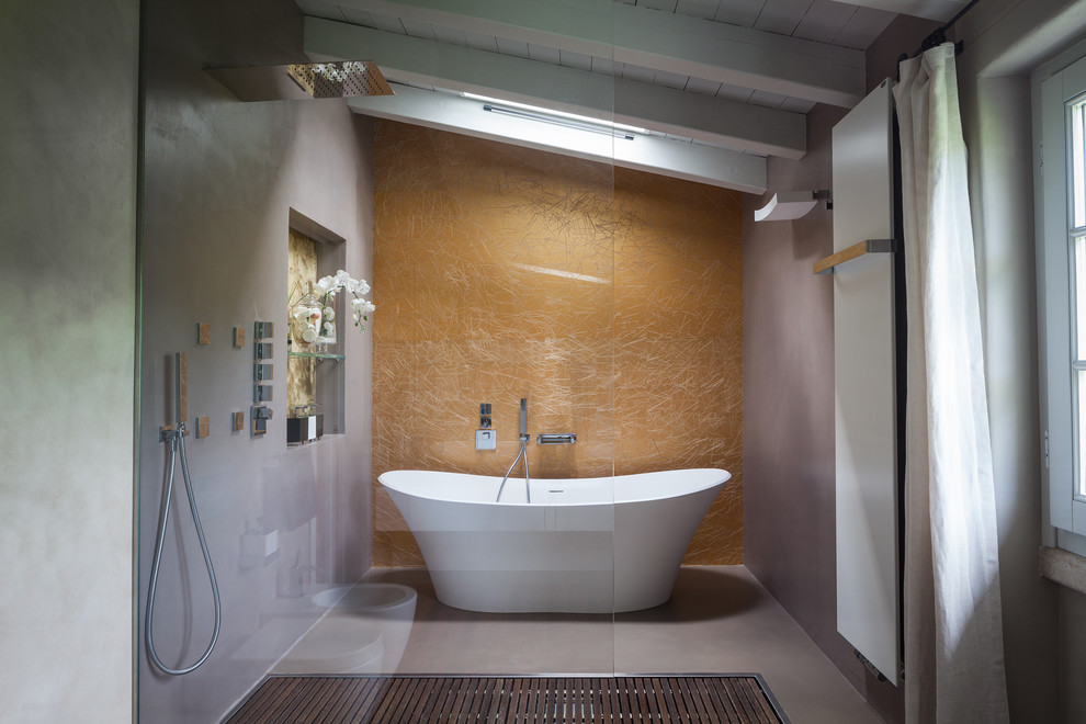 На фото: ванная комната в современном стиле с серыми стенами, бетонным полом, душевой кабиной, серым полом, отдельно стоящей ванной, душем без бортиков и открытым душем