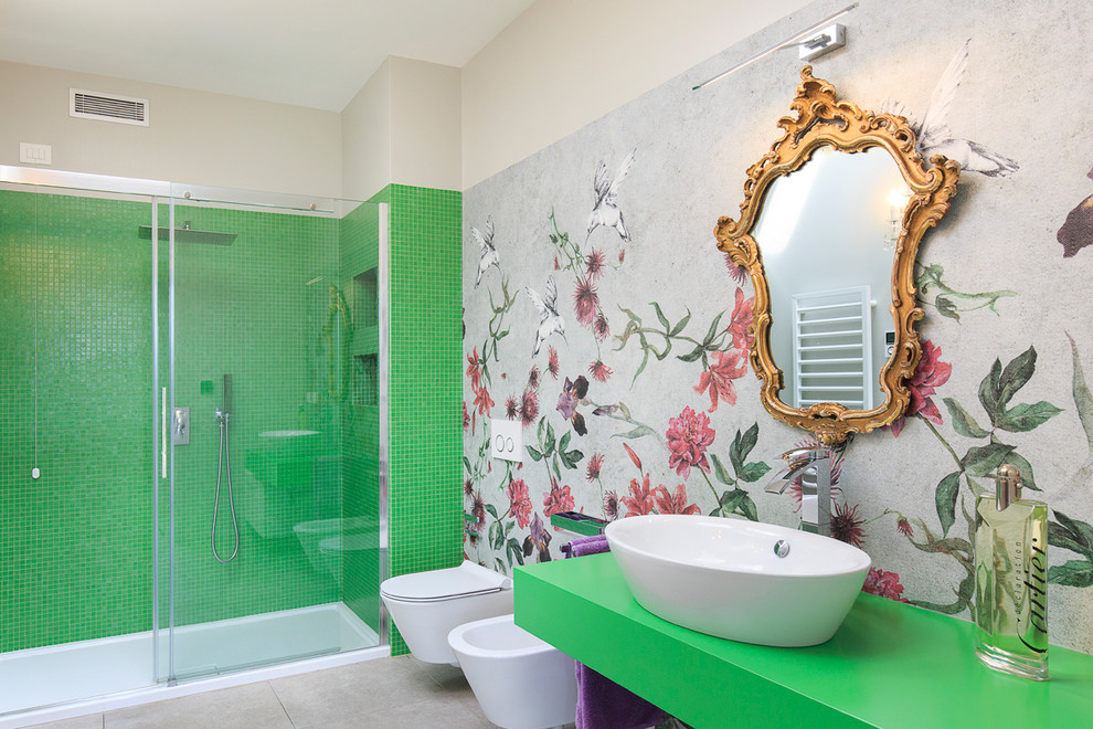 Immagine di una stanza da bagno con doccia bohémian con pareti verdi, doccia alcova, WC sospeso, piastrelle verdi, lavabo a bacinella e porta doccia scorrevole