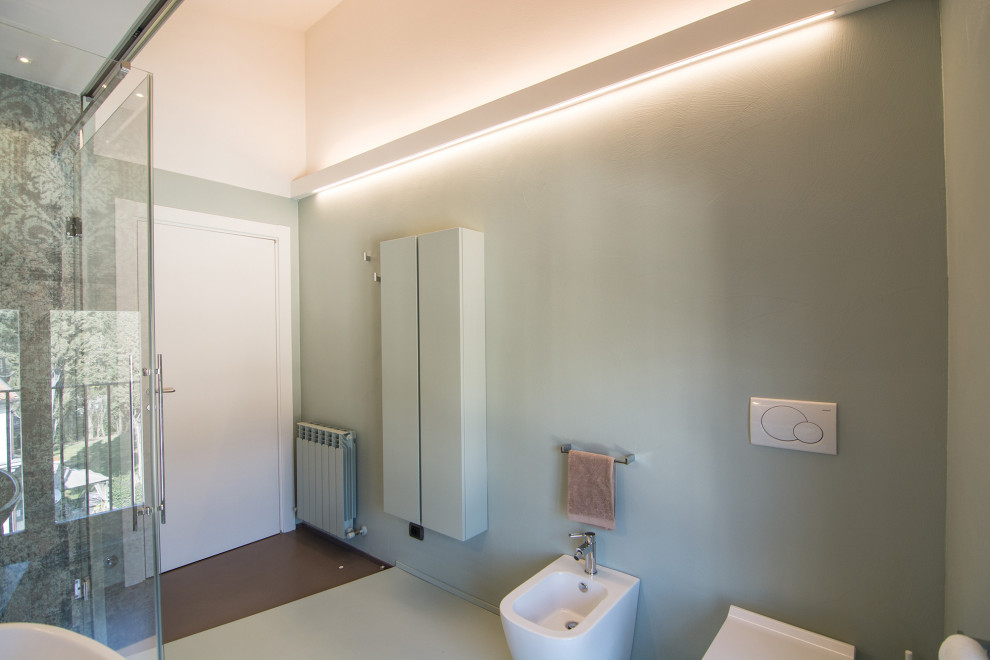 На фото: большая ванная комната в современном стиле с плоскими фасадами, зелеными фасадами, двойным душем, раздельным унитазом, зеленой плиткой, зелеными стенами, бетонным полом, душевой кабиной, настольной раковиной, столешницей из бетона, зеленым полом, душем с раздвижными дверями и бирюзовой столешницей с