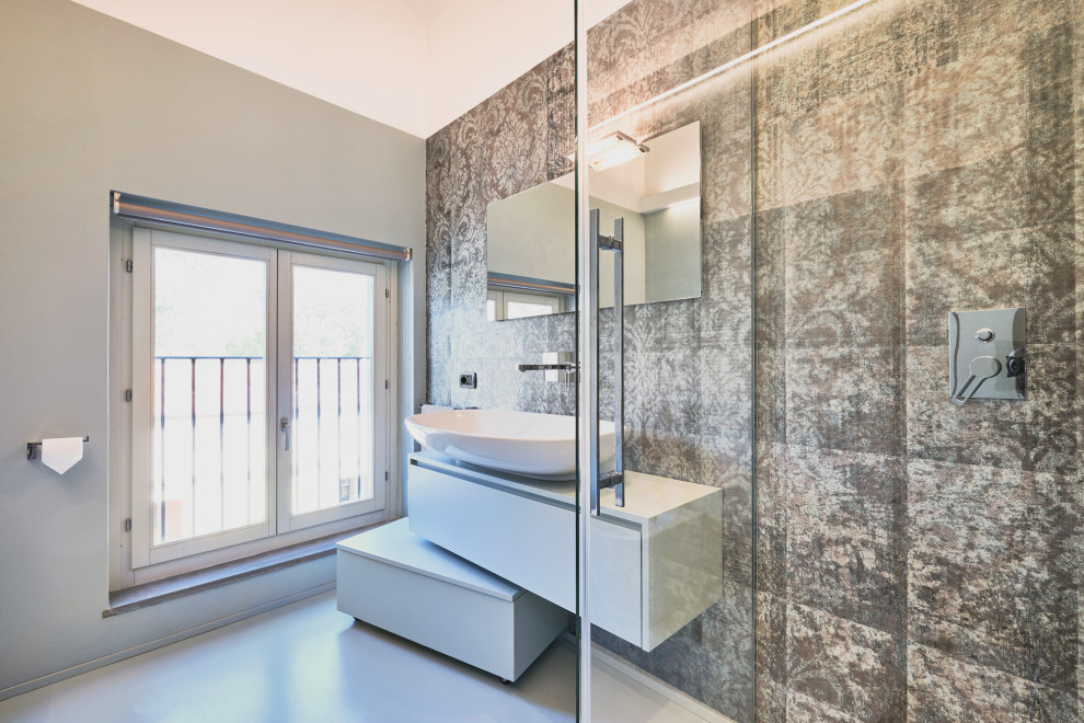 Свежая идея для дизайна: большая ванная комната в современном стиле с плоскими фасадами, зелеными фасадами, двойным душем, раздельным унитазом, зеленой плиткой, зелеными стенами, бетонным полом, душевой кабиной, настольной раковиной, столешницей из бетона, зеленым полом, душем с раздвижными дверями и бирюзовой столешницей - отличное фото интерьера