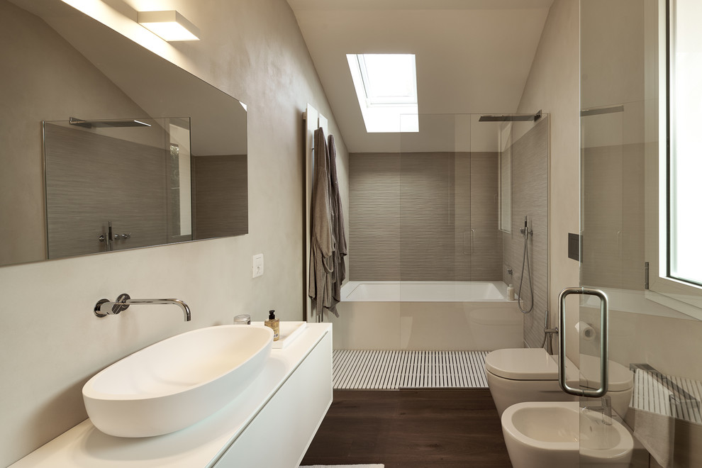 Idéer för att renovera ett funkis badrum med dusch, med släta luckor, vita skåp, ett badkar i en alkov, en kantlös dusch, en bidé, grå väggar, ett fristående handfat, brunt golv och med dusch som är öppen