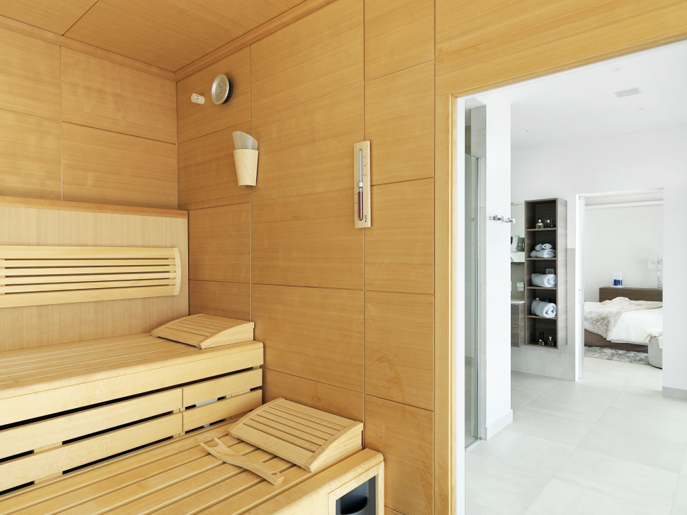 Große Moderne Sauna mit Porzellan-Bodenfliesen, weißem Boden, Holzdecke und Holzwänden in Mailand