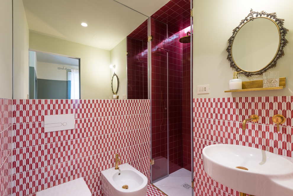 Idee per una grande stanza da bagno con doccia mediterranea con piastrelle multicolore, piastrelle rosse, piastrelle bianche, doccia alcova, bidè, pareti multicolore, lavabo sospeso e porta doccia a battente