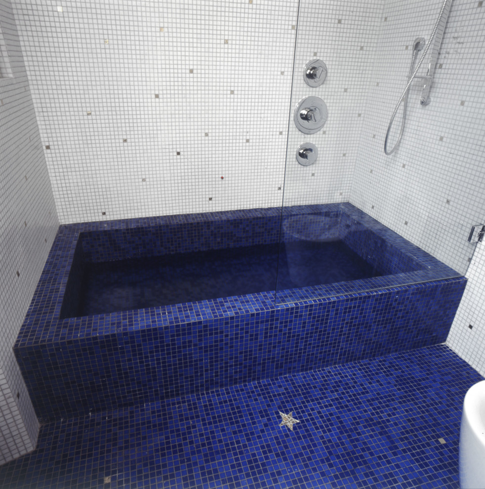Foto di un'ampia stanza da bagno padronale moderna con vasca/doccia, WC a due pezzi, piastrelle multicolore, piastrelle a mosaico, pareti bianche, pavimento con piastrelle a mosaico e lavabo a colonna