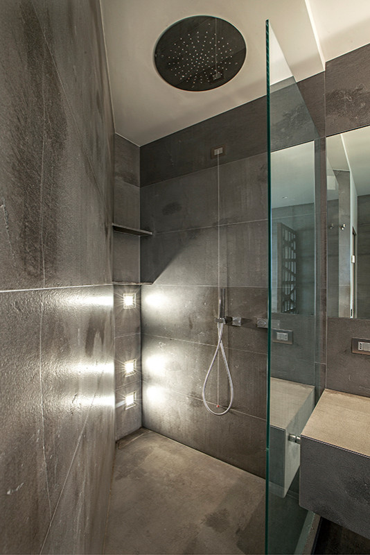 Idéer för att renovera ett funkis badrum med dusch, med bruna skåp, en kantlös dusch, brun kakel, marmorkakel, bruna väggar, marmorgolv, ett fristående handfat, marmorbänkskiva och brunt golv
