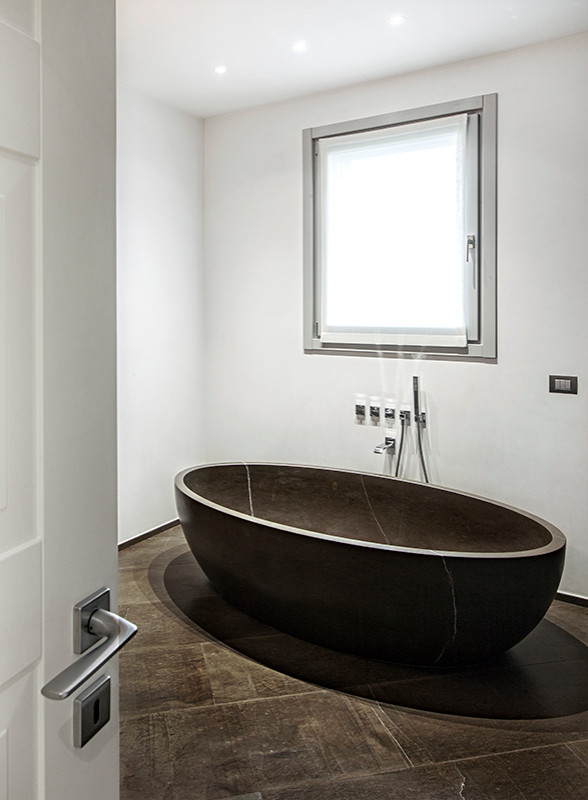 Ispirazione per una stanza da bagno padronale contemporanea con ante marroni, piastrelle marroni, piastrelle di marmo, pareti marroni, pavimento in marmo e pavimento marrone