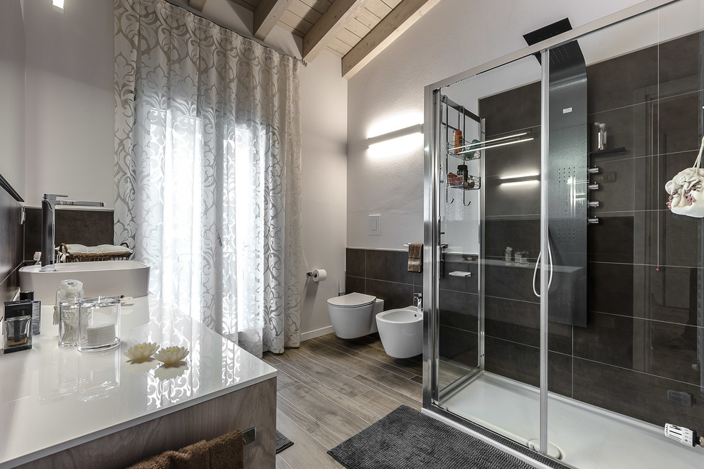 Ispirazione per una stanza da bagno con doccia contemporanea con doccia ad angolo, WC sospeso, pareti bianche e parquet scuro