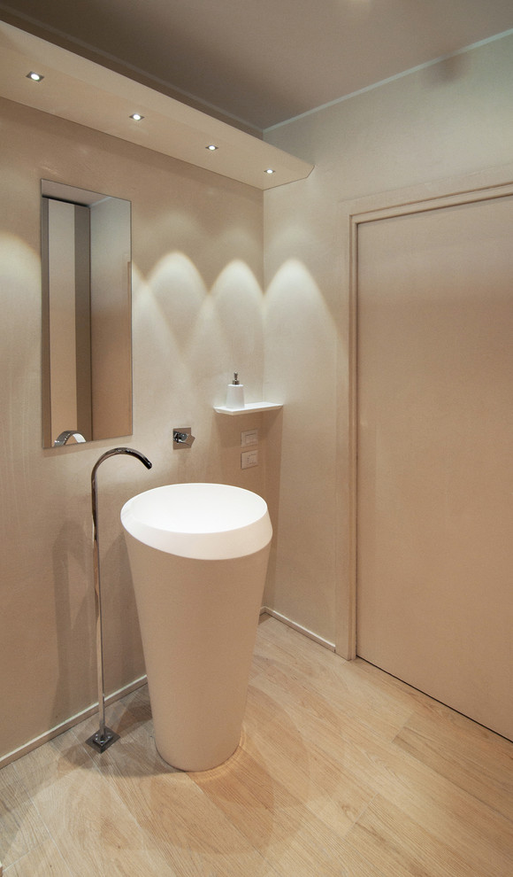 Inspiration pour une grande salle de bain design en bois clair avec un placard à porte plane, WC séparés, un carrelage de pierre, un mur beige, un sol en carrelage de porcelaine et un lavabo de ferme.