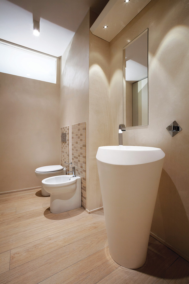 Esempio di una grande stanza da bagno minimal con pareti beige, pavimento in gres porcellanato, lavabo a colonna, piastrelle beige e piastrelle in ceramica