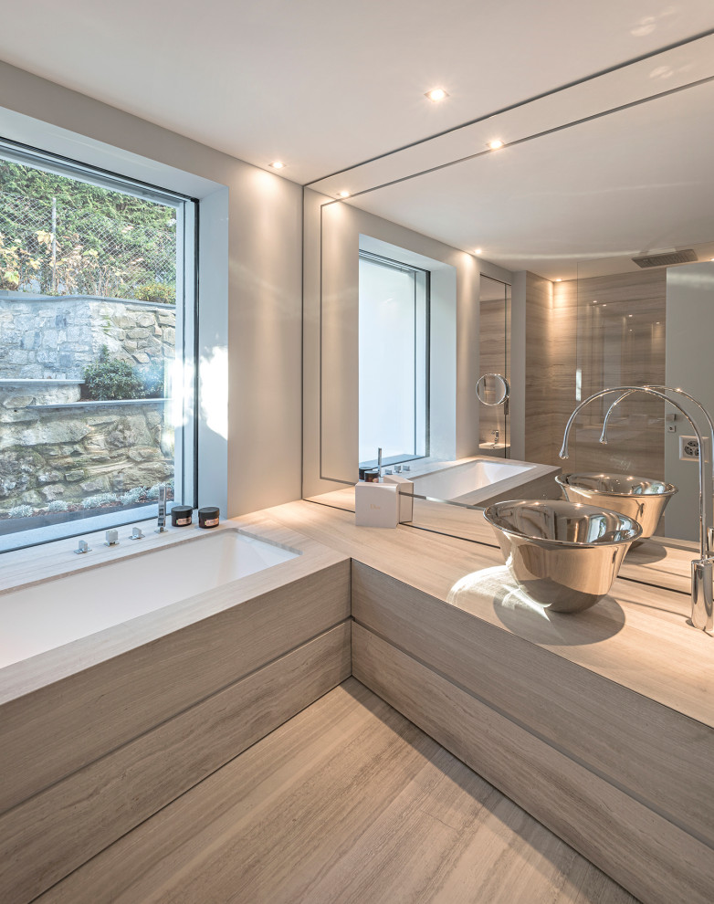 Cette photo montre une salle de bain principale tendance avec une baignoire encastrée, un sol en marbre, un plan de toilette en marbre, meuble simple vasque, un mur gris, une vasque, un sol gris et un plan de toilette gris.