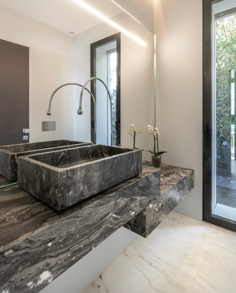 Modern inredning av ett flerfärgad flerfärgat en-suite badrum, med svarta skåp, ett undermonterat badkar, en kantlös dusch, beige kakel, marmorkakel, beige väggar, marmorgolv, ett integrerad handfat, marmorbänkskiva, beiget golv och med dusch som är öppen