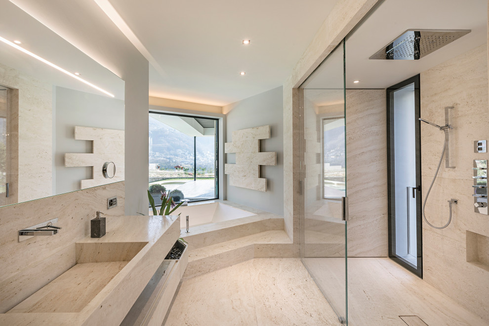 Modern inredning av ett beige beige en-suite badrum, med beige skåp, ett undermonterat badkar, en kantlös dusch, beige kakel, marmorkakel, beige väggar, marmorgolv, ett integrerad handfat, marmorbänkskiva, beiget golv och med dusch som är öppen