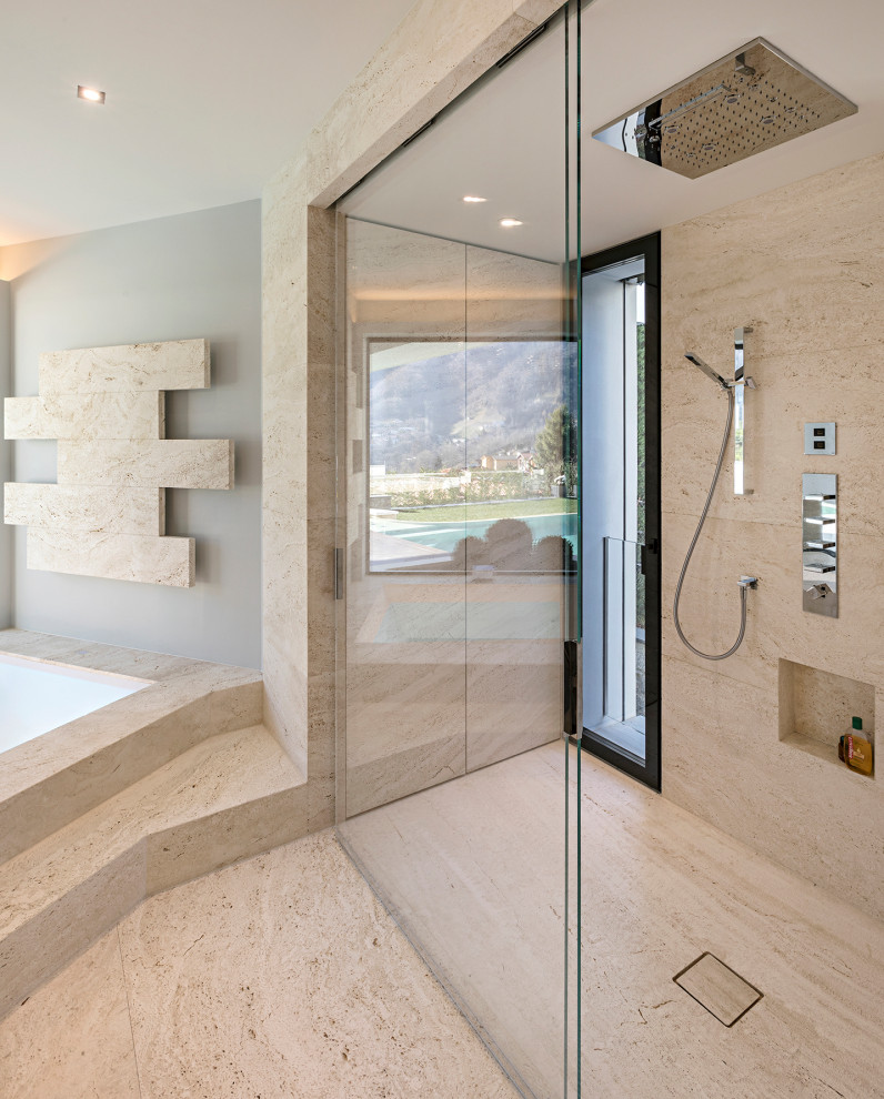 Idéer för funkis beige en-suite badrum, med beige skåp, ett undermonterat badkar, en kantlös dusch, beige kakel, marmorkakel, beige väggar, marmorgolv, ett integrerad handfat, marmorbänkskiva, beiget golv och med dusch som är öppen