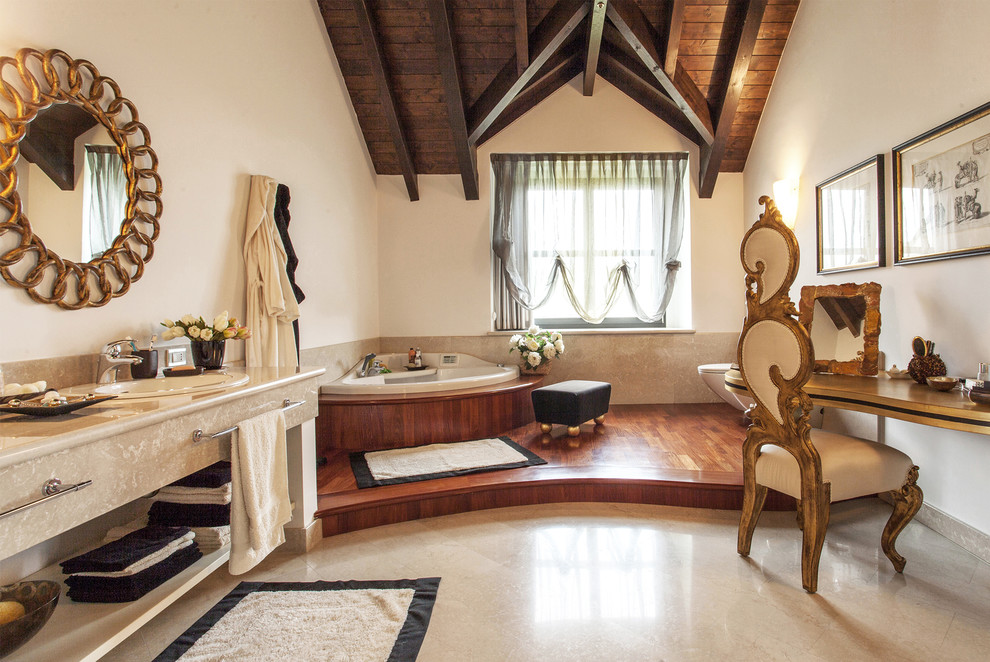 Bild på ett stort funkis en-suite badrum, med en jacuzzi och en dusch/badkar-kombination