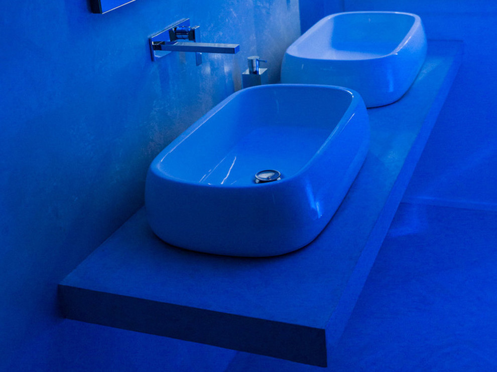 Ispirazione per una grande stanza da bagno padronale design con lavabo a bacinella e top in cemento