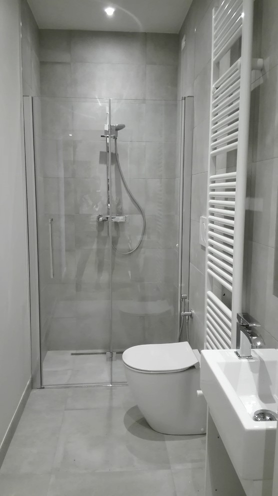 Inredning av ett modernt litet badrum med dusch, med vita skåp, en dubbeldusch, grå kakel, porslinskakel, grå väggar, klinkergolv i porslin och grått golv