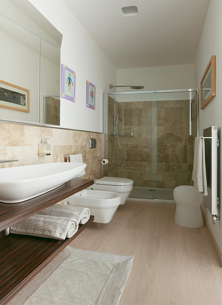 Inspiration för små moderna badrum med dusch, med skåp i mörkt trä, en hörndusch, en bidé, marmorkakel, vita väggar, ljust trägolv, ett fristående handfat, träbänkskiva, beiget golv och dusch med skjutdörr