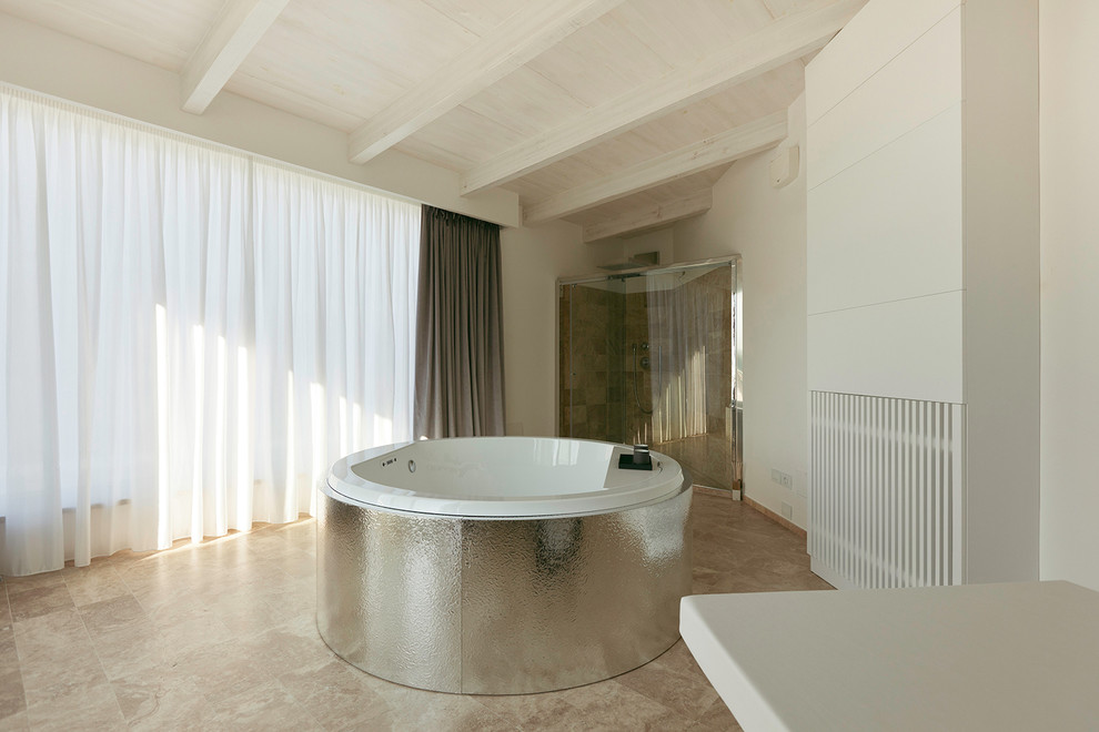 Réalisation d'une grande salle de bain principale design avec une douche d'angle, un bidet, du carrelage en marbre, un mur blanc, une vasque, un sol beige, une cabine de douche à porte coulissante, un bain bouillonnant, un carrelage beige et un sol en marbre.