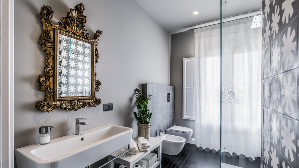 Идея дизайна: ванная комната в средиземноморском стиле с серыми стенами, темным паркетным полом, подвесной раковиной и черным полом